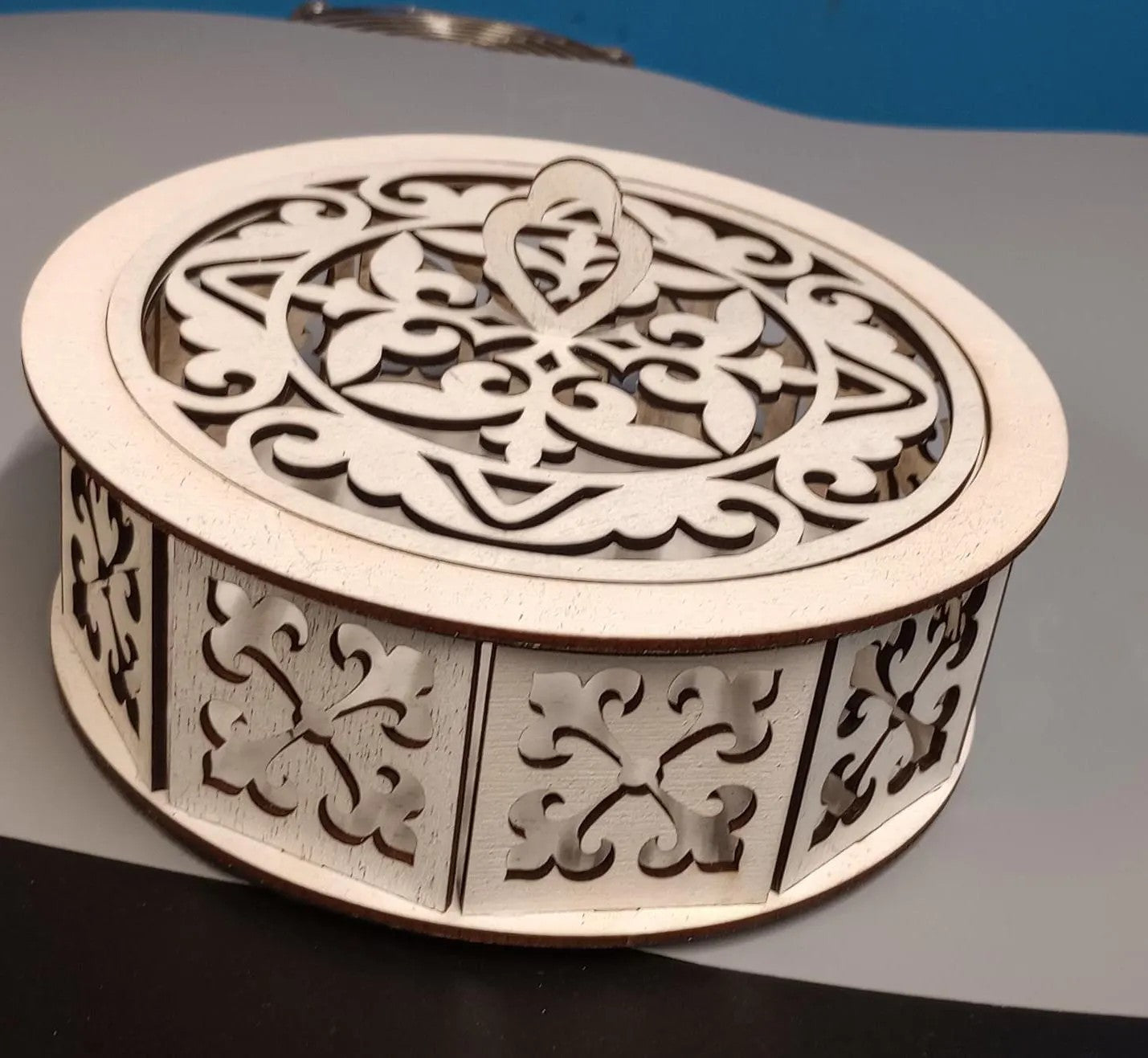 Perfect potpourri holder for your holiday decorations, bathroom, or a small floral arrangement for your bedroom? Brighten your room!