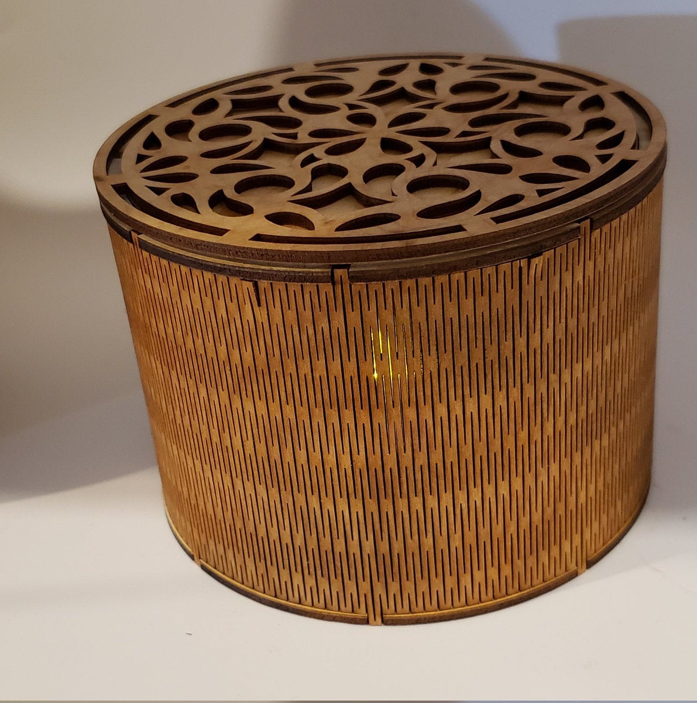 Elegant Round Wood Potpourri Box – Features a Living Hinge Lid for a refined, aromatic gift that blends beauty with craftsmanship. Buy today