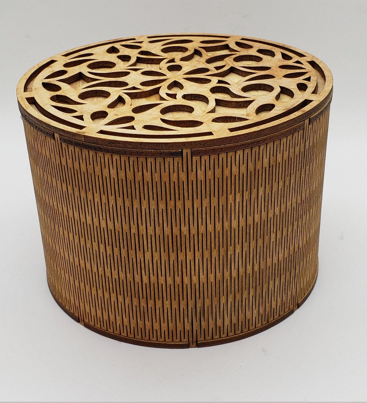 Elegant Round Wood Potpourri Box – Features a Living Hinge Lid for a refined, aromatic gift that blends beauty with craftsmanship. Buy today